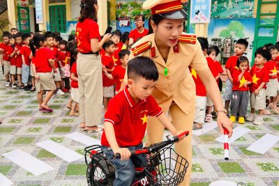 Trường mầm non Giao Hà tổ chức thành công chương trình “Tôi yêu Việt Nam – Bé với an toàn giao thông”